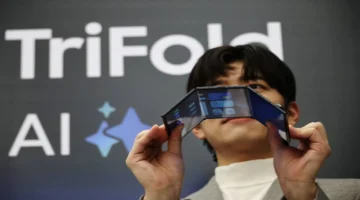 سامسونغ تكشف هاتفها الأول بثلاث طيات بتصميم مبتكر لعام 2024 1